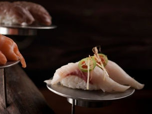 Sushi japonés presentado para comer en Tora