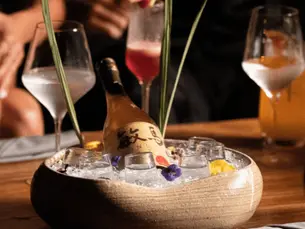 Sake japonés servido en Tora