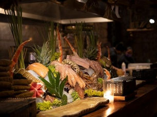 Exhibición de pescados y mariscos frescos en la barra de Tora