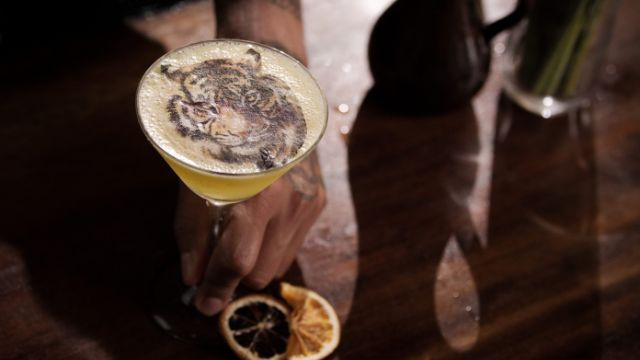 Bebidas japonesas en Tora: sake, whisky y mixología